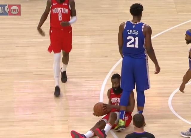  恩比德内线翻江倒海七六人轻取尼克斯四连胜  