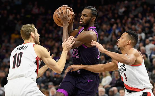  戈贝尔两双掌控篮板，森林狼力克开拓者过关