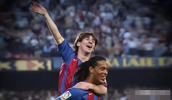  鲍恩任意球直接破门铁锤帮客场力克水晶宫